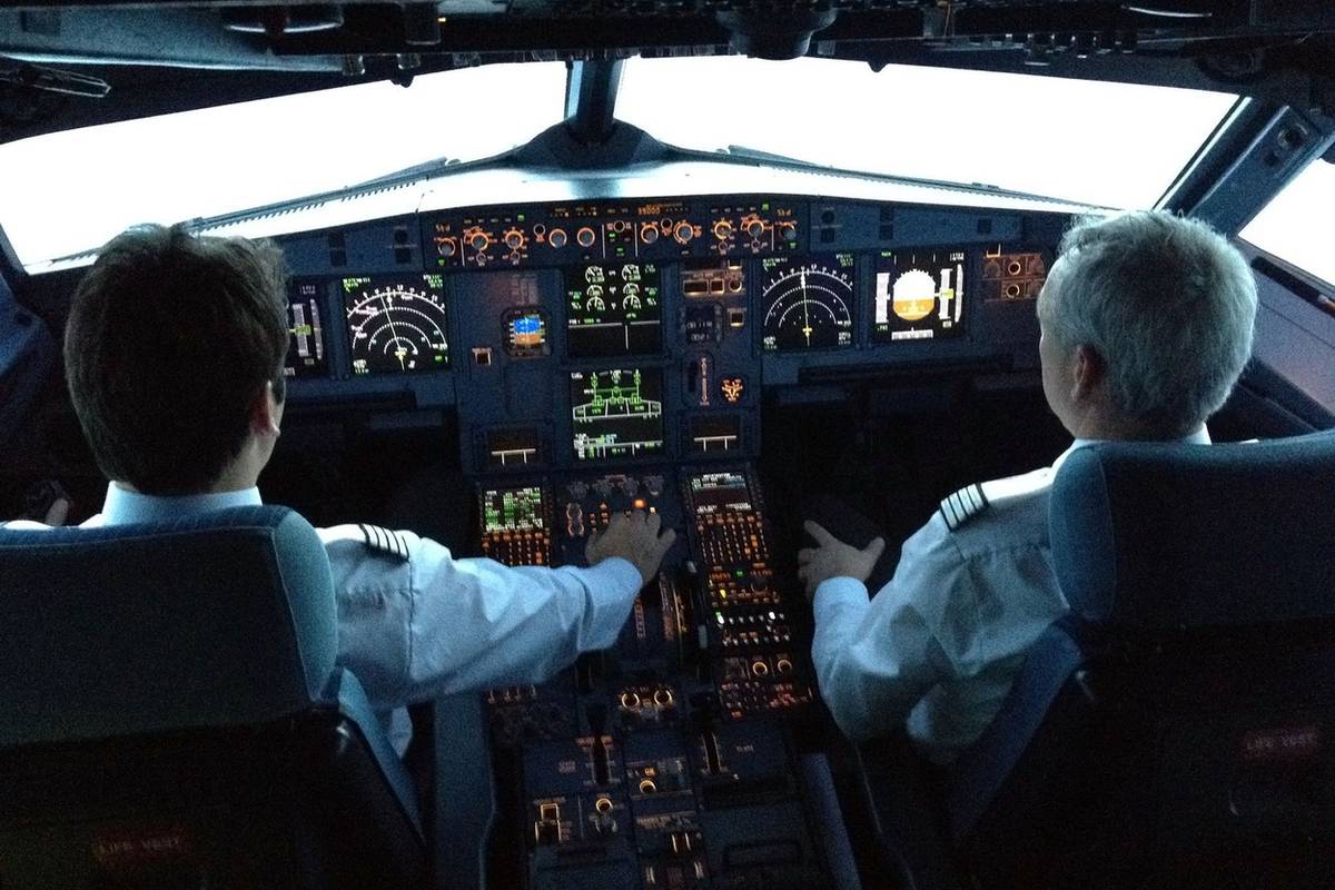 Ima li pilota u avionu? Prolio je kavu pa morali prisilno sletjeti