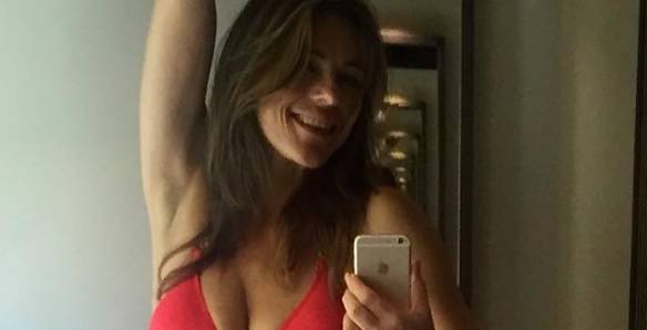 Ona je čudo: Liz Hurley još ima istu liniju kao i prije 16 godina