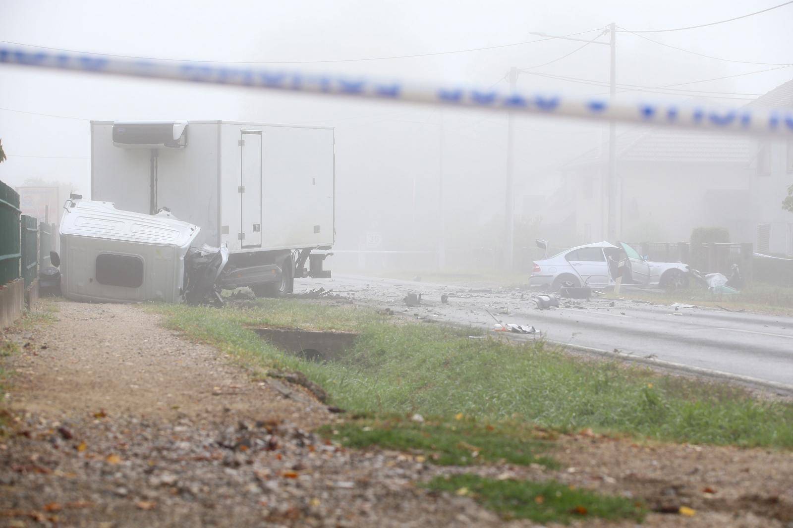 FOTO Stravični prizori iz Dugog Sela. BMW smrskan u sudaru s kamionom, jedan čovjek mrtav