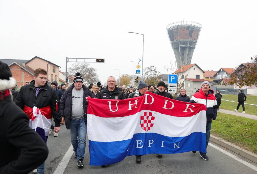 Vukovar: Kolona sjećanja prolazi pored Vodotornja