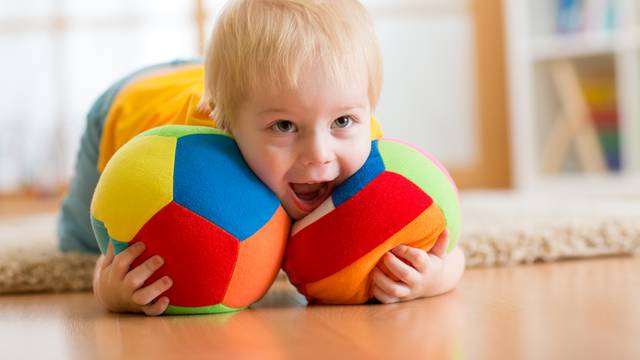 Mali veseljaci: Bebe se smiju jer tako zabavljaju svoje mame