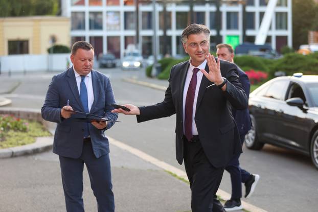 Zagreb: Dolazak uzvanika na svečani koncert u HNK