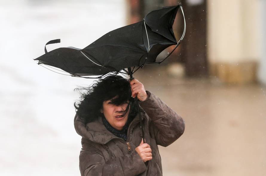 Zagreb: Građni u borbi s vjetrom letili kišobrani 