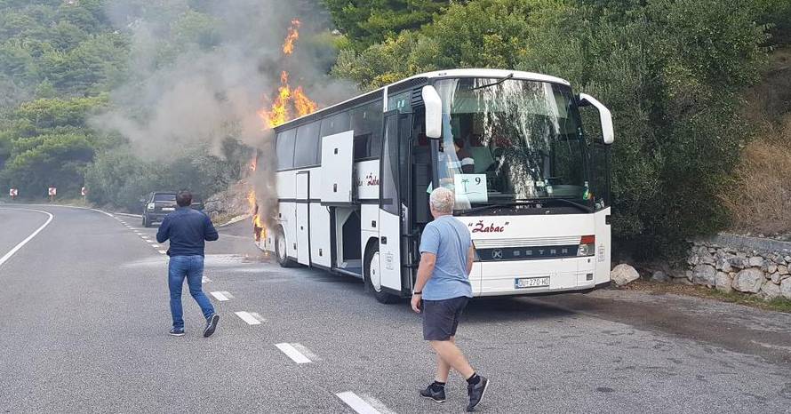Na Makarskoj rivijeri je izgorio bus, putnici izašli na vrijeme