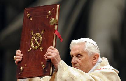 Papa poručio vjernicima da se odupru blještavilu potrošnje
