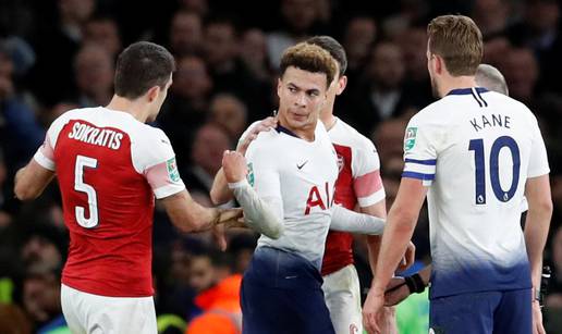 Tottenham srušio Arsenal, Alli pogođen plastičnom bocom!