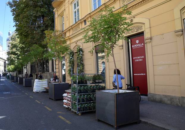 Zagreb: Novi zeleni zaokret, umjesto taksista u Gajevu stigle masivne žardinjere i drvene klupe