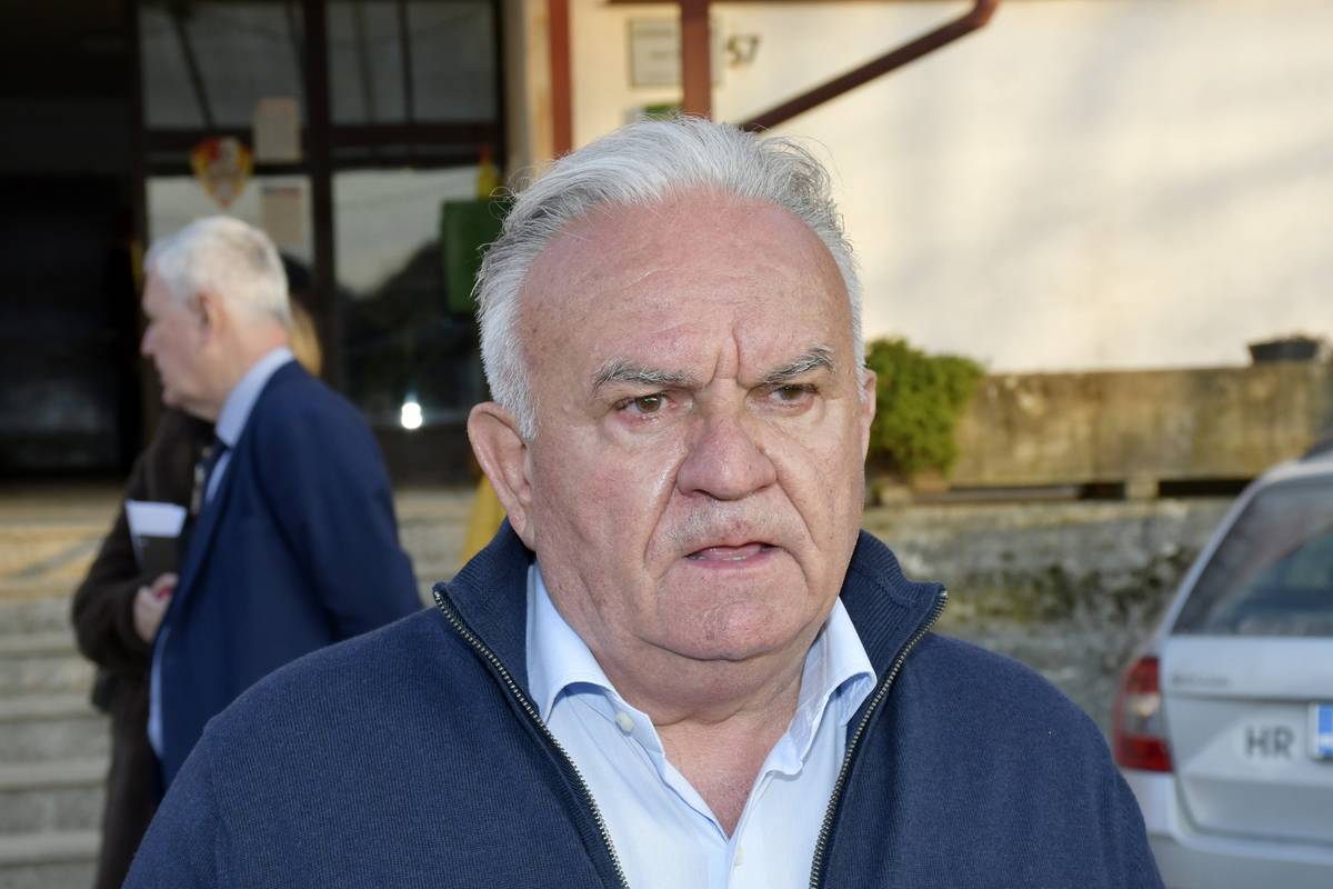 Prosvjednici napali Dumbovića, blokirali izlaz njegovom vozilu