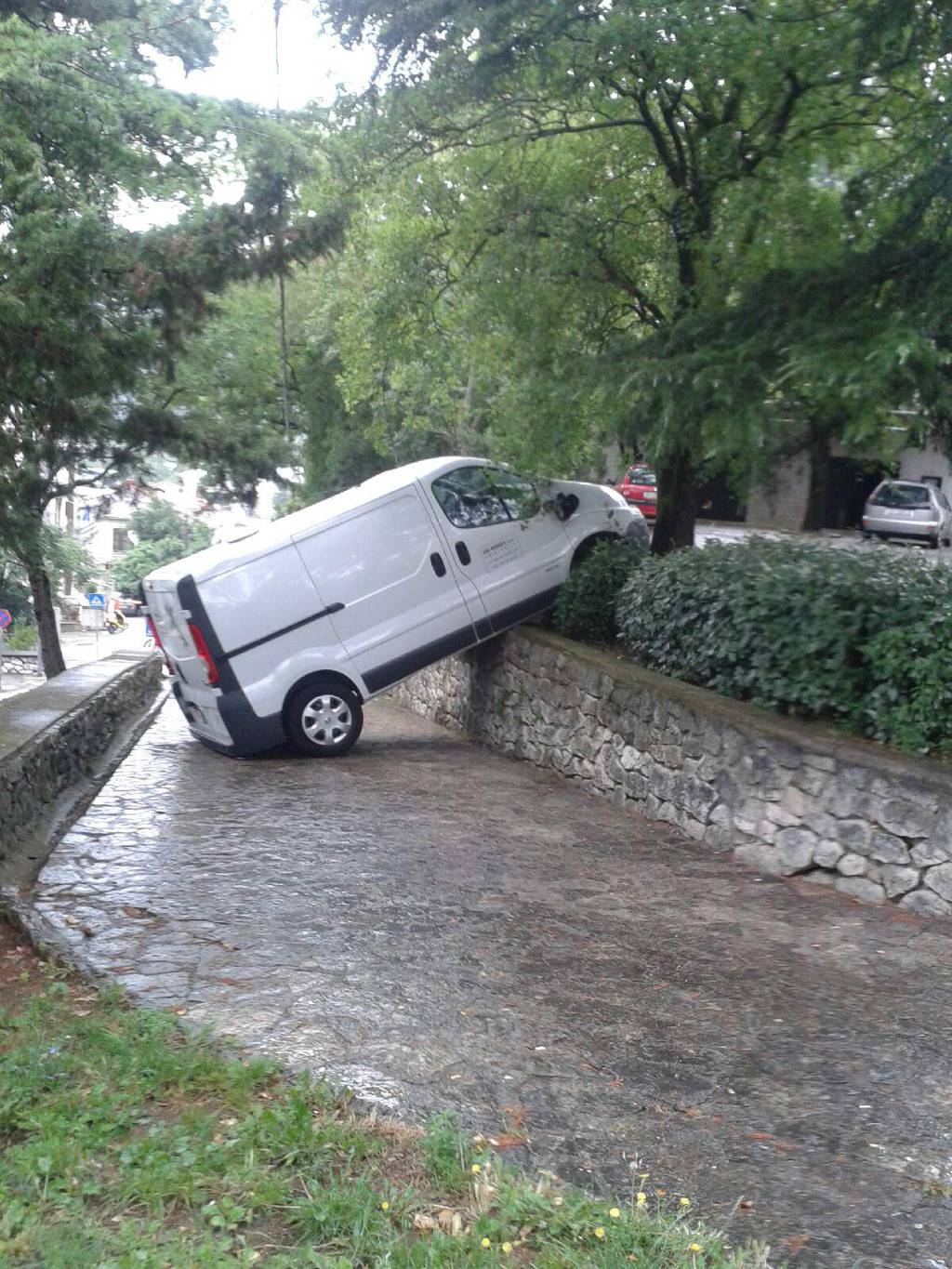 Otišao u 'rikverc': Kombi sa zidića pao na pješački prolaz