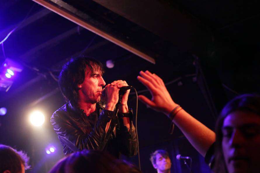 Redari su odvlačili 'nestašne' obožavateljice s bine u  Močvari