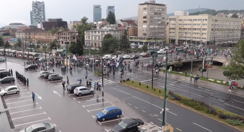 Prosvjedi u Sarajevu: Blokirali glavnu cestu ispred Parlamenta