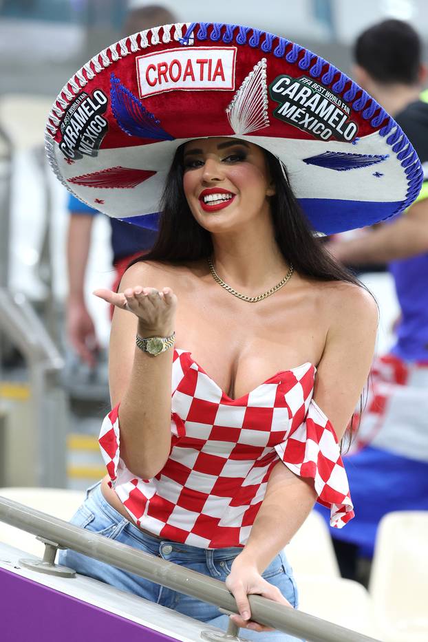 KATAR 2022 - Ivana Knoll na tribinama u društvu navija?a pozirala  fotografima 