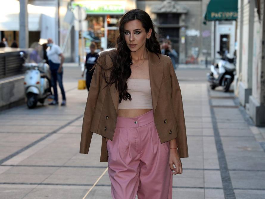 Fashion designer and model Sofija Milosevic presented a limited collection of dresses called The One at Atelier Sofi Milo.

Modna dizajnerka i manekenka Sofija Milosevic predstavila je u Ateljeu Sofi Milo limitiranu kolekciju haljina koju je nazvala The O