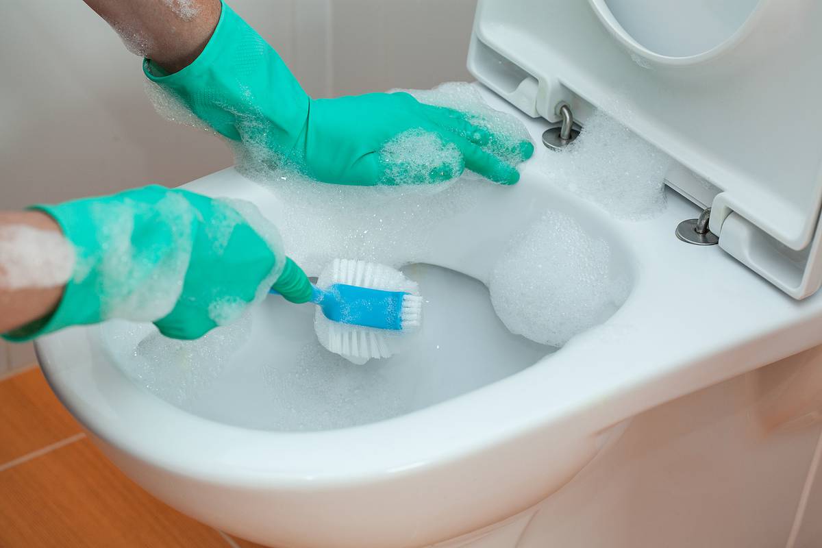 Profesionalna čistačica zna kako doista dobro očistiti WC školjku