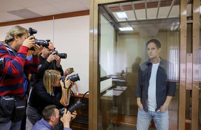 Ruski sud odlučio: Produljen istražni zatvor američkom novinaru Evanu Gershkovichu
