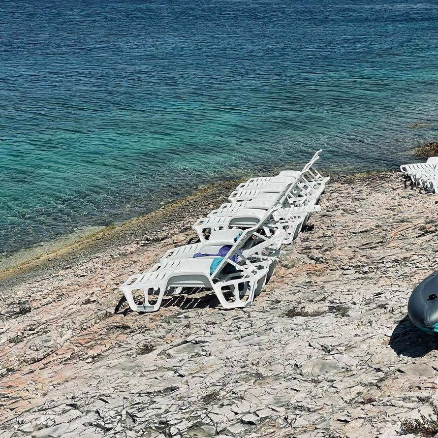 Devastacija na Braču: Izbušili stijene i prišarafili ležaljke!