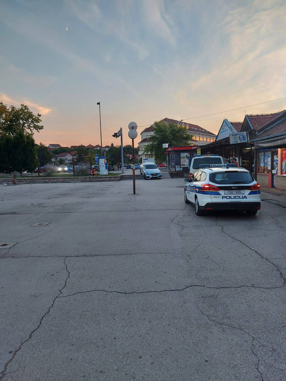 'Pa kako je auto tamo završio!?' Mislio da skreće na parking pa onda zaglavio na stepenicama