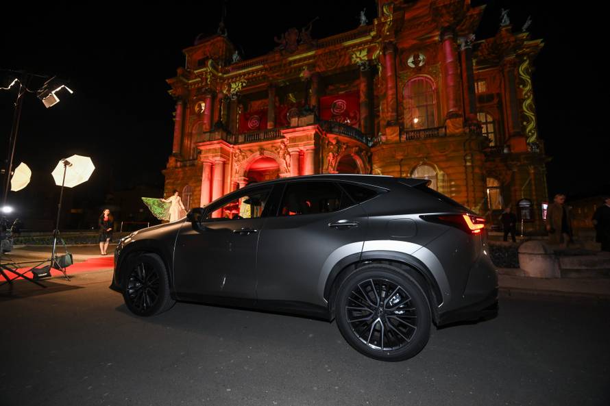 Zagreb: Dolazak uzvanika na dodjelu medijske nagrade "Večernjakova ruža" u Hrvatskom narodnom kazalištu