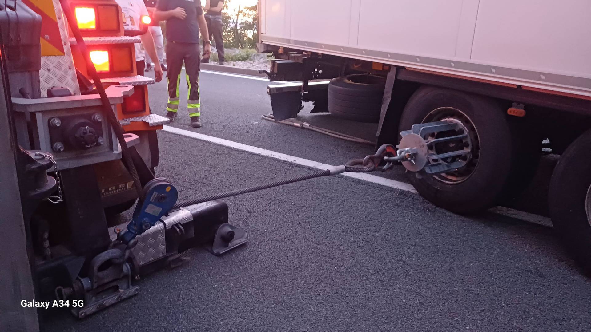 VIDEO Kamioni smrskani nakon sudara kod Klenovice, vozača helikopterom vozili u bolnicu