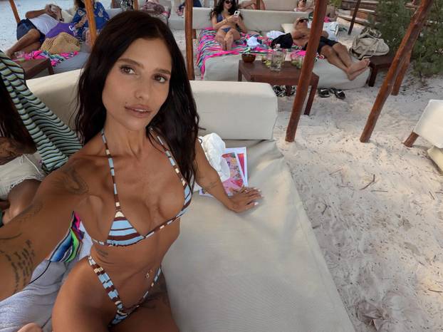 FOTO Gola mladenka: Ovo je 'vjenčanica' zbog koje su svi 'zinuli', a internet eksplodirao