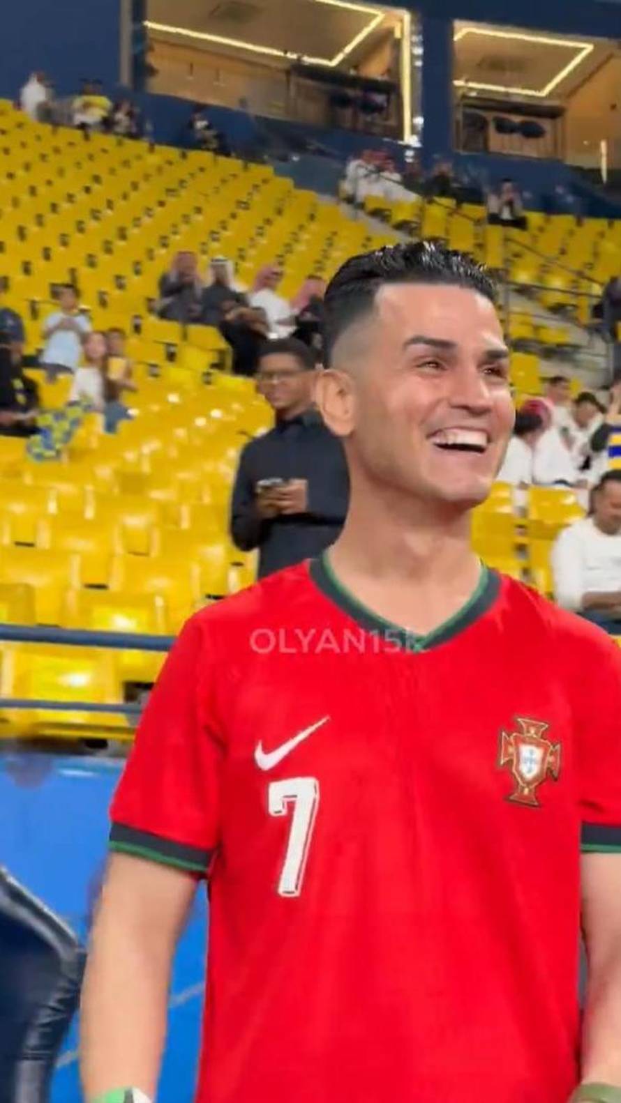 VIDEO Cristiano Ronaldo vidio 'dvojnika' na tribinama: 'Brate, ne sličiš na mene, ružan si'
