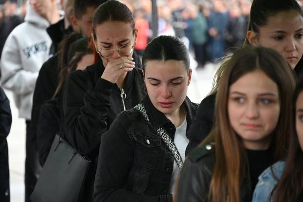 Kočani: Građani odaju počast poginulima u požaru diskoteke