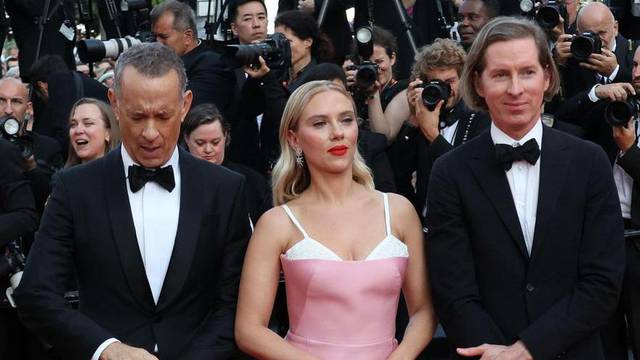 Cannes, France. 26th May, 2023. Cannes, France 23. May 2023; Jason Schwartzman, Wes Anderson, Scarlett Johansson and Tom Hanks attend the "Asteroid City" red carpet during the 76th annual Cannes film festival at Palais des Festivals on May 23, 2023 in Can