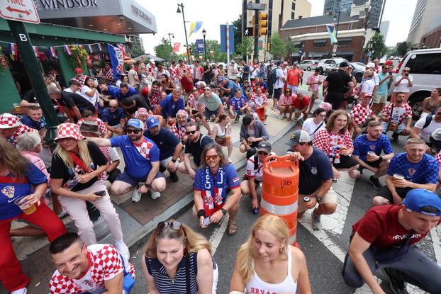 SP 2026 Philadelphia: Navijači se okupljaju prije razvijanja hrvatske zastave uoči utakmice s Ganom