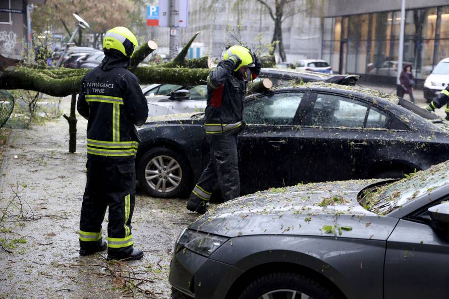Zagreb:  Nevrijeme i jak vjetar ruše drveće koje pada po automobilima 