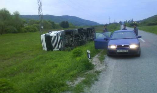 Kamion zahvatio bankinu pa se prevrnuo na livadu