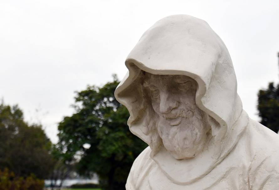 Varaždin: Spomenik crkvenim redovima od kojih jedan lik nalikuje na Ivana Čehoka