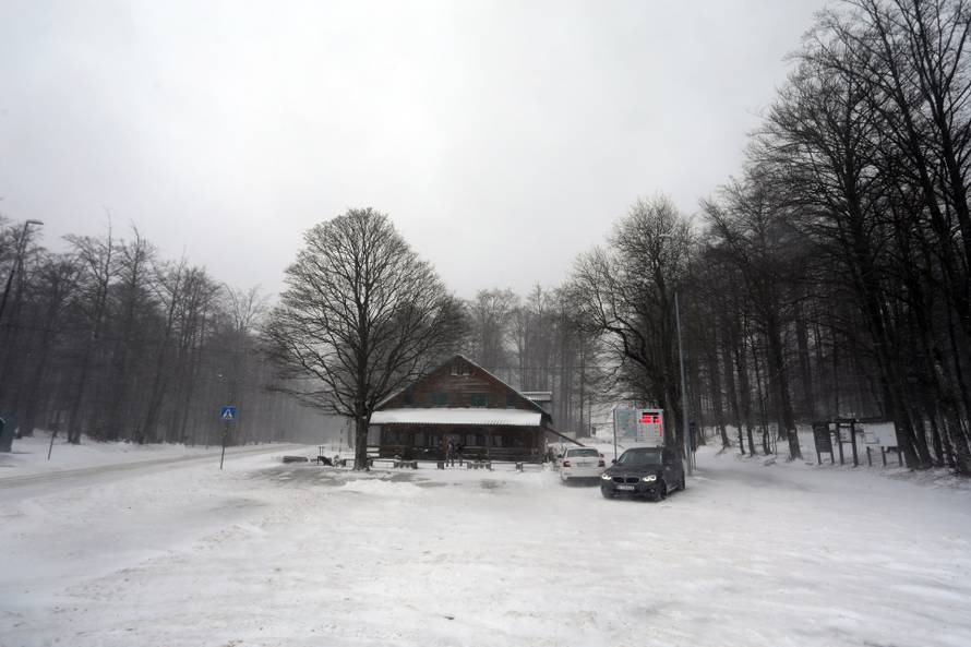 Platak: Zbog lošeg vremena malobrojnii izletnici uživaju u snijegu.