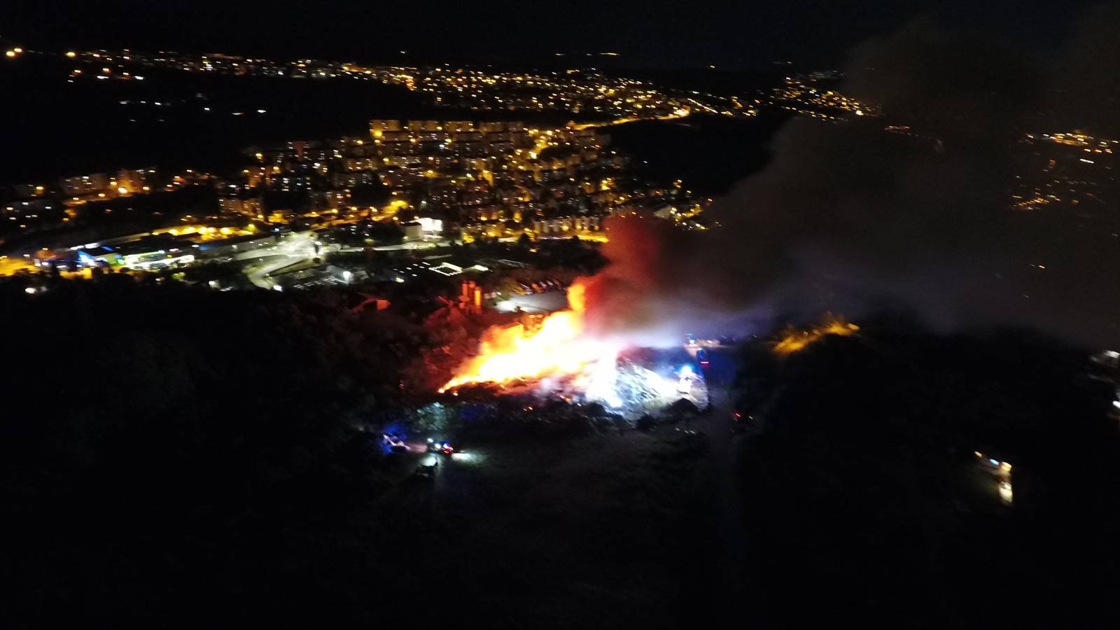 VIDEO Nakon teške noćne borbe na deponiju u Rijeci, vatrogasci su napokon zaustavili požar...