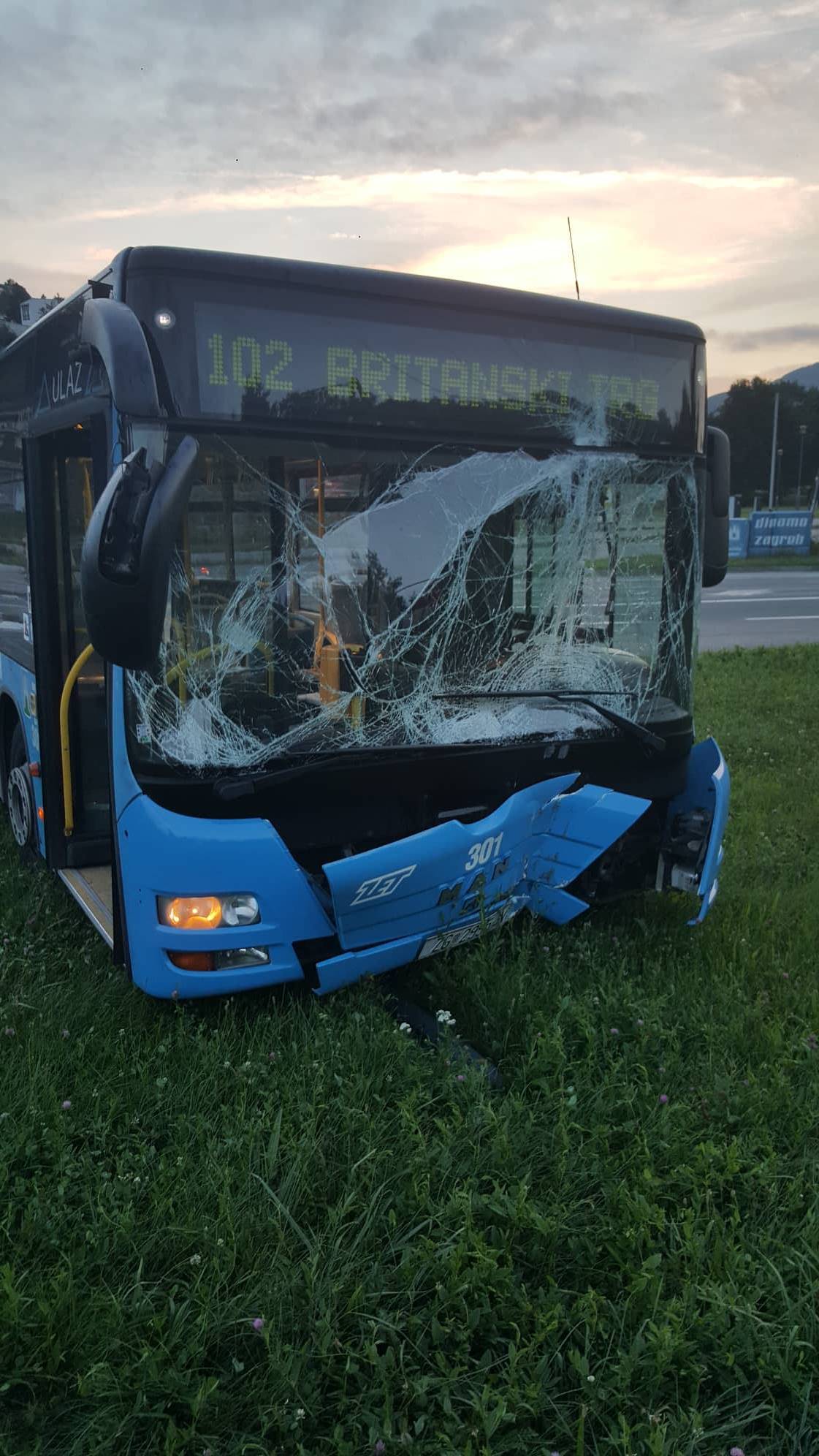 Zetov bus se zabio u stup na Mihaljevcu: Vozač je u šoku