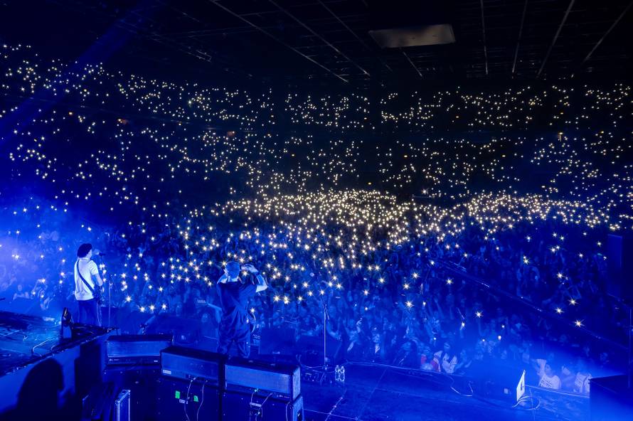 Plavi orkestar u Areni Zagreb je pokazao svu moć glazbe: Mlado i staro pjevalo uglas kao jedno!