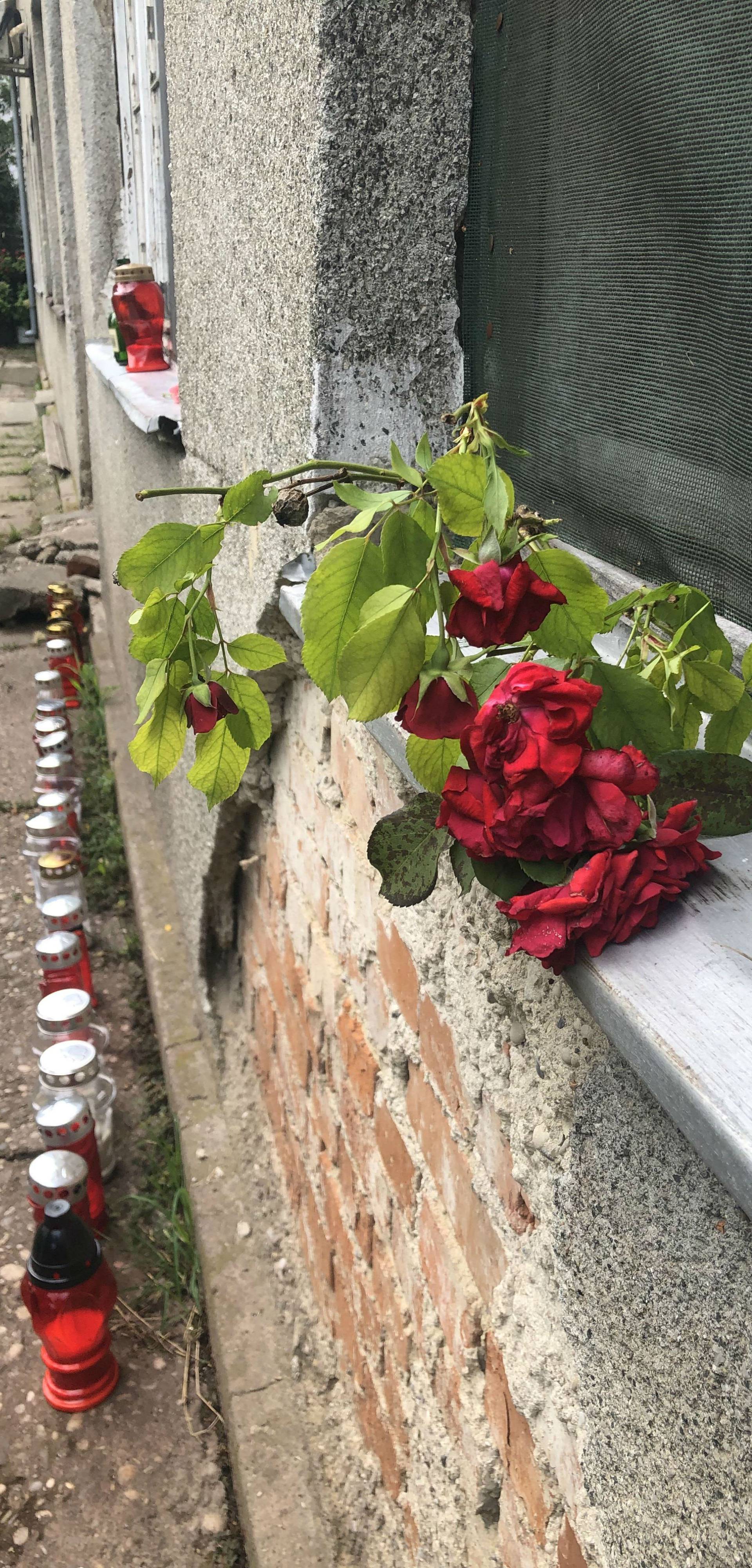 Ruže i lampioni su na Kajzerici: Naših dragih  susjeda više nema