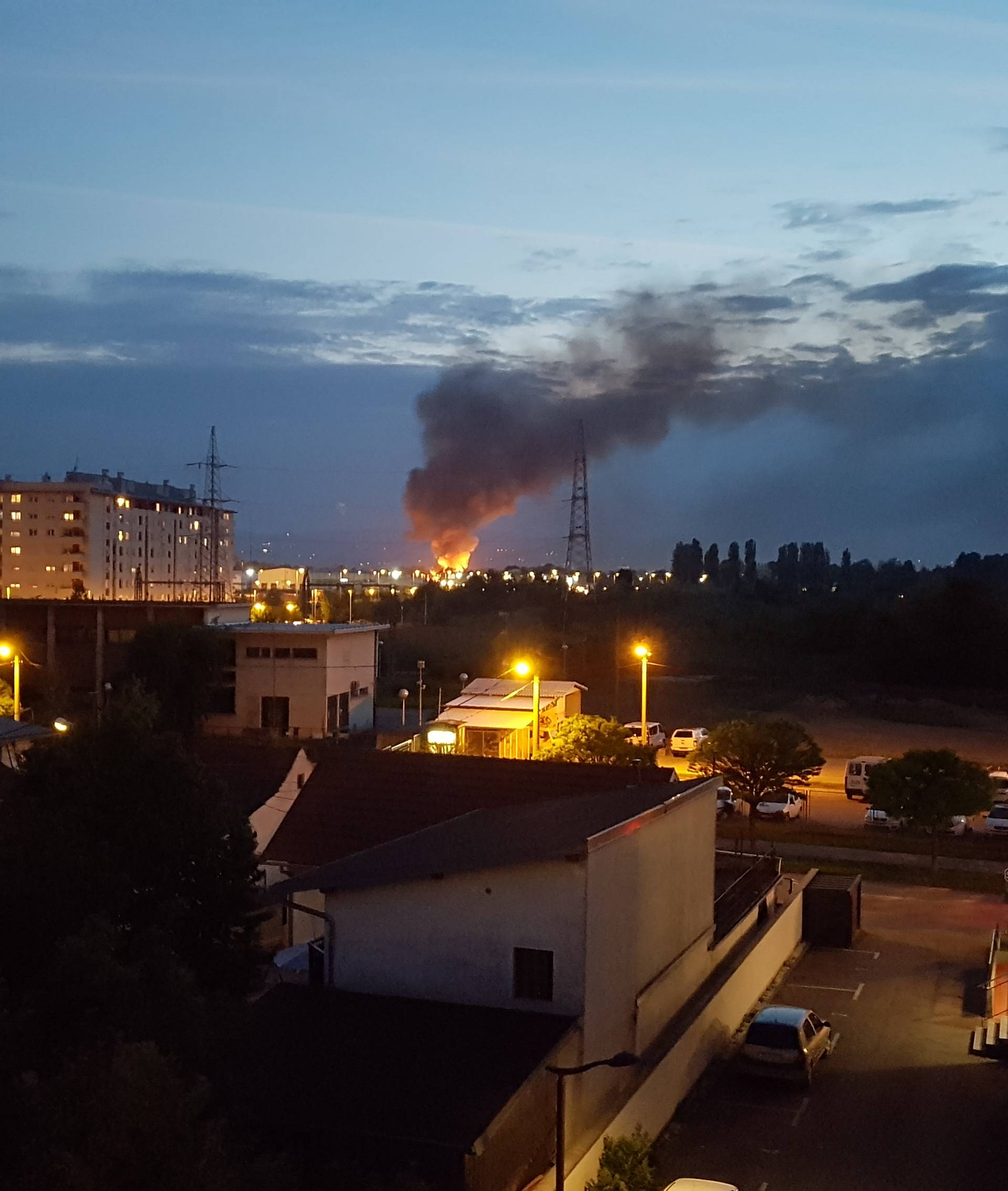 144 vatrogasca borilo se s požarom: 'Gori planina smeća'