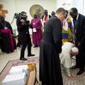 Papa Franjo opet šokira: Ljubio noge vođama Južnog Sudana