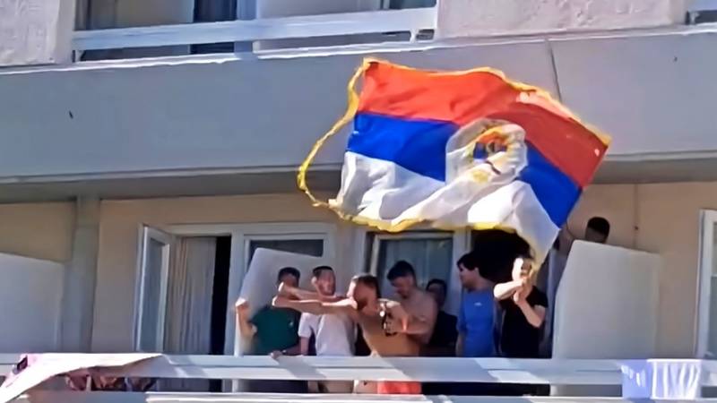 VIDEO Mladić mahao zastavom RS-a u Istri. Protjerali ga! Orila se pjesma 'Kuća na Grmeču'...
