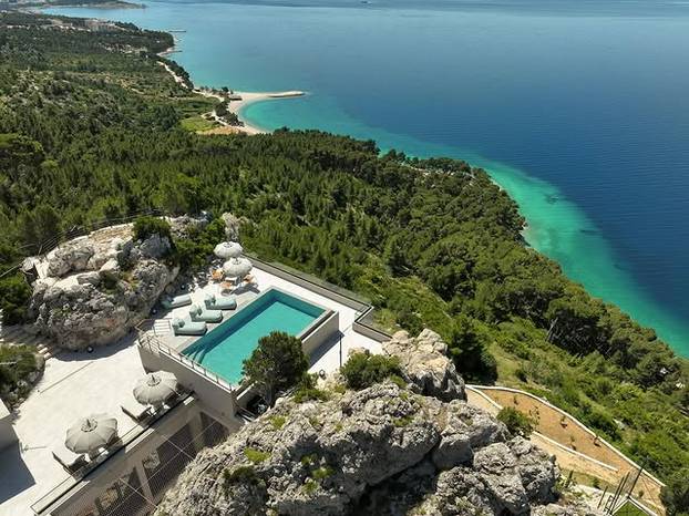 FOTO Vila u Makarskoj 'izranja' iz stijene, a pogled oduzima dah