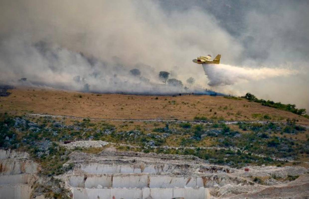 Požar kod Trogira iz minute u minutu: 'Strahujemo da će se situacija pogoršati zbog vjetra'