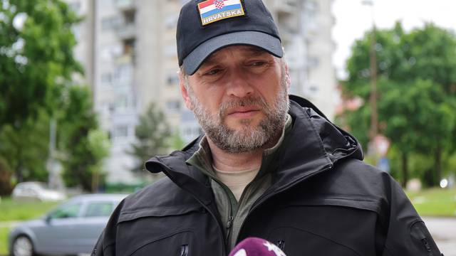 Karlovac: Ministar Banožić obišao vojnike koji pomažu u obrani od poplava