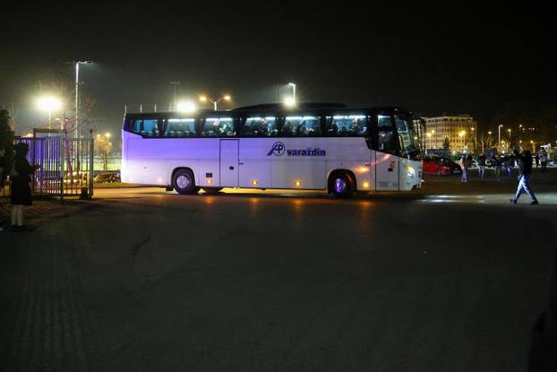 Zagreb: Navijači Dinama dočekali igrače ispred stadiona u Makisimiru nakon pobjede u derbiju protiv Hajduka