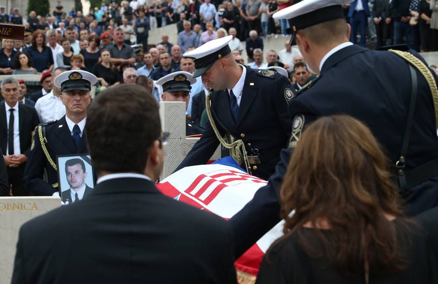 Donji Vinjani: Posljednji ispraÄaj komodora Ivice ToliÄa