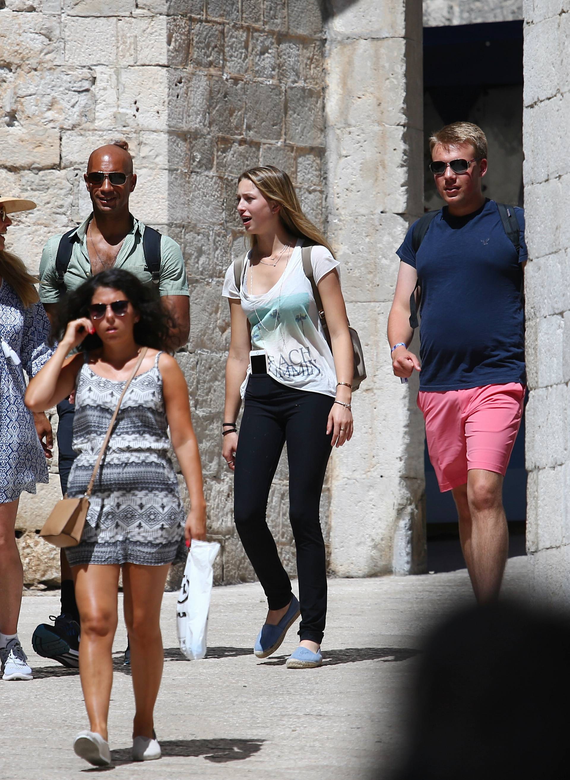 Jobsova udovica s dečkom i djecom odmara u Dubrovniku