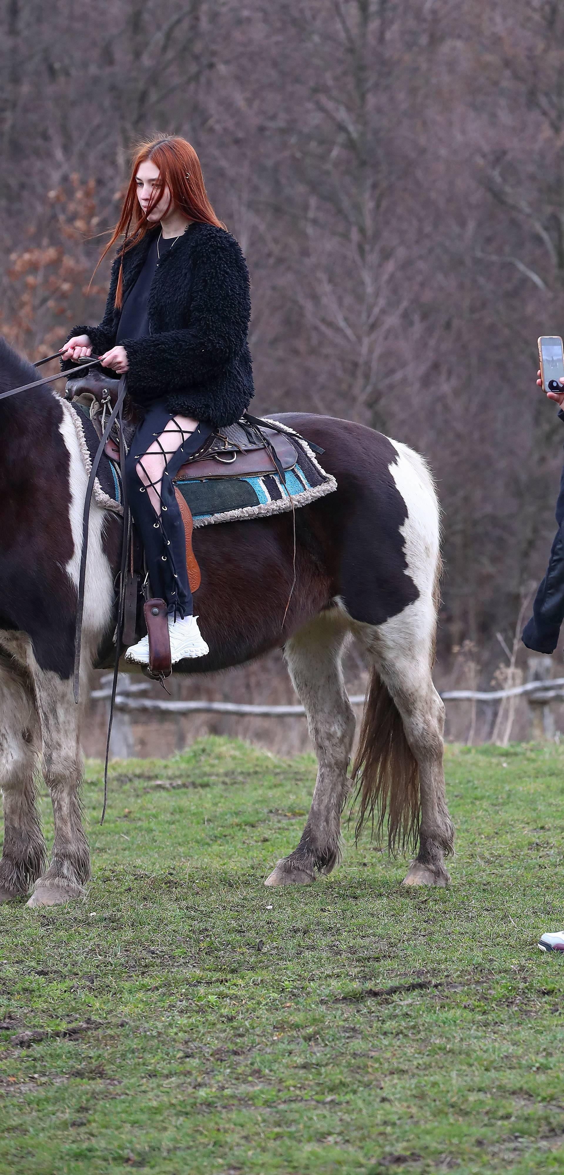 Laviv: Ukrajinski ratni vojni invalidi rehabilitiraju se uz jahanje konja
