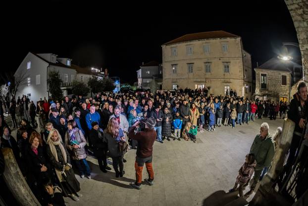 Jelsa: Ispraćaj jelšanskog križa i početak procesije "Za križen"