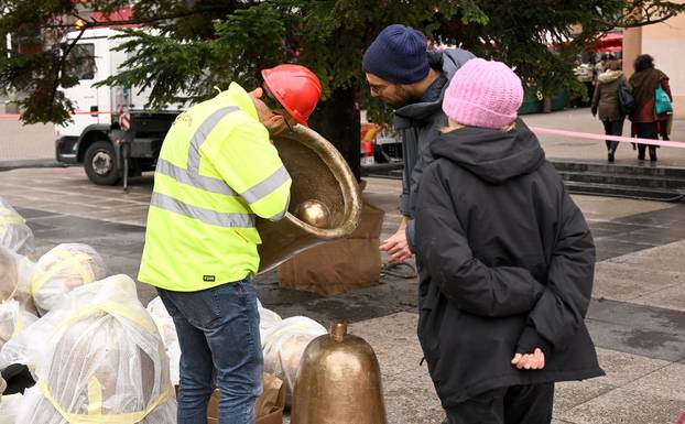 Zagreb: Ukrašavanje glavnog bora u gradu