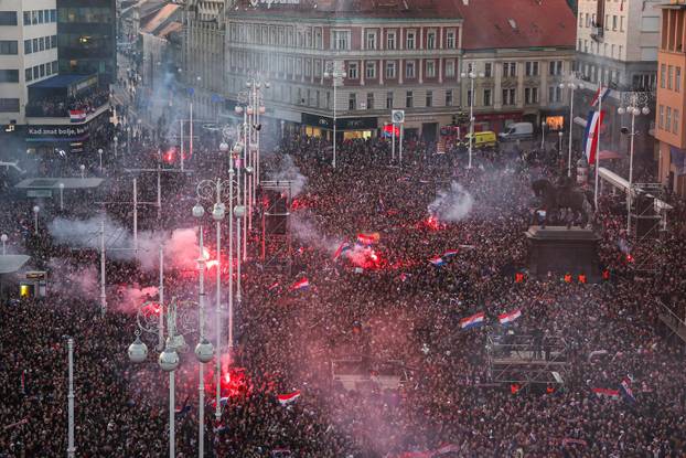 Pogled na Trg bana Josipa Jelačića za vrijeme dočeka rukometne reprezentacije 