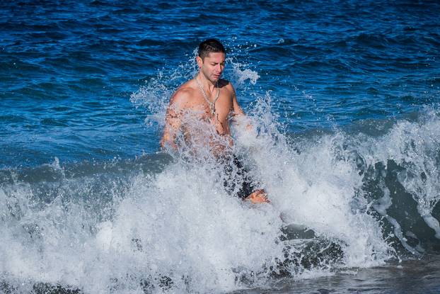 24sata: Makarska: Robert Tarčuki se već 269 dana svakodnevno kupa u moru